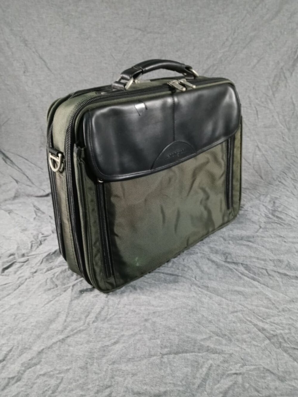 Kensington Green Heavy Duty Computer Laptop Tablet Messenger Bag in Great Cond